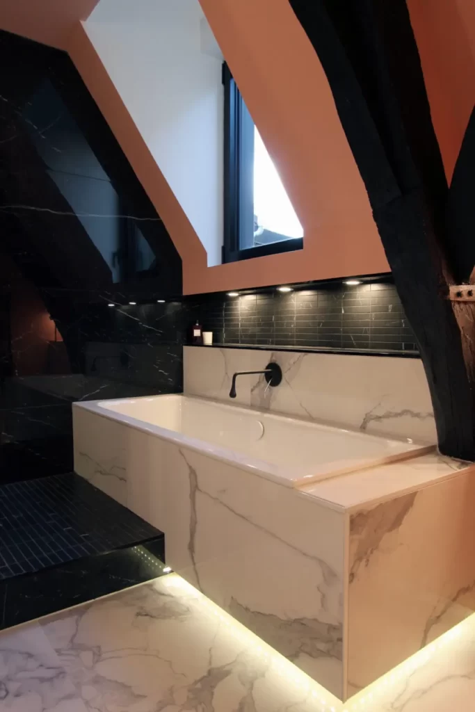 salle de bain en marbre, avec un lavo