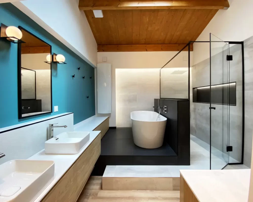 salle de bain avec double vasques et une baignoire dans le fond