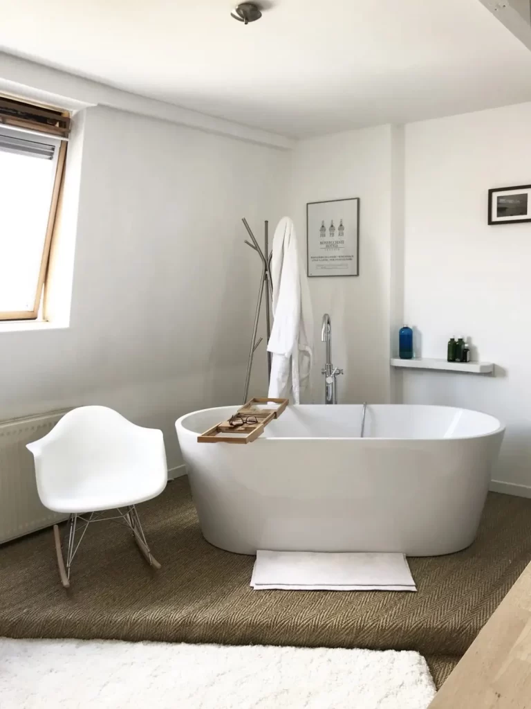 salle de bain avec une baignoire