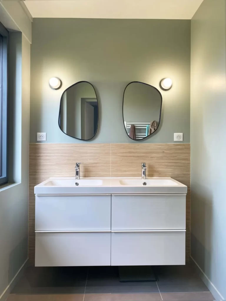 salle de bain avec doubles vasques et deux miroirs