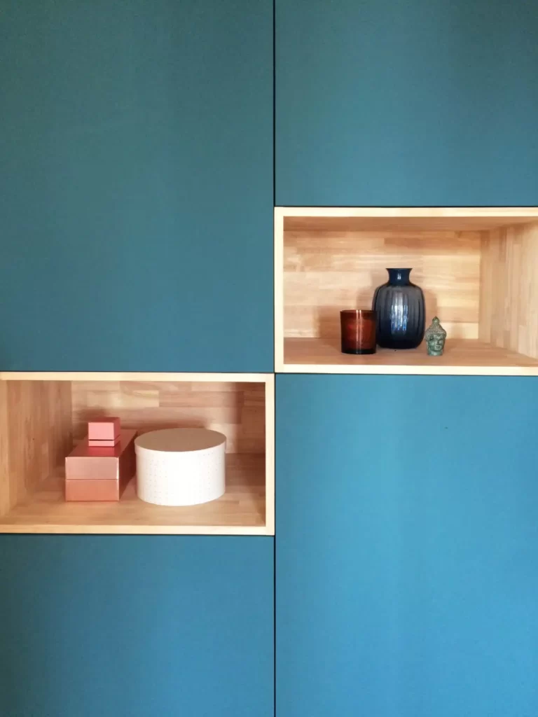 niche en bois bleu turquoise avec deux cases pour ranger