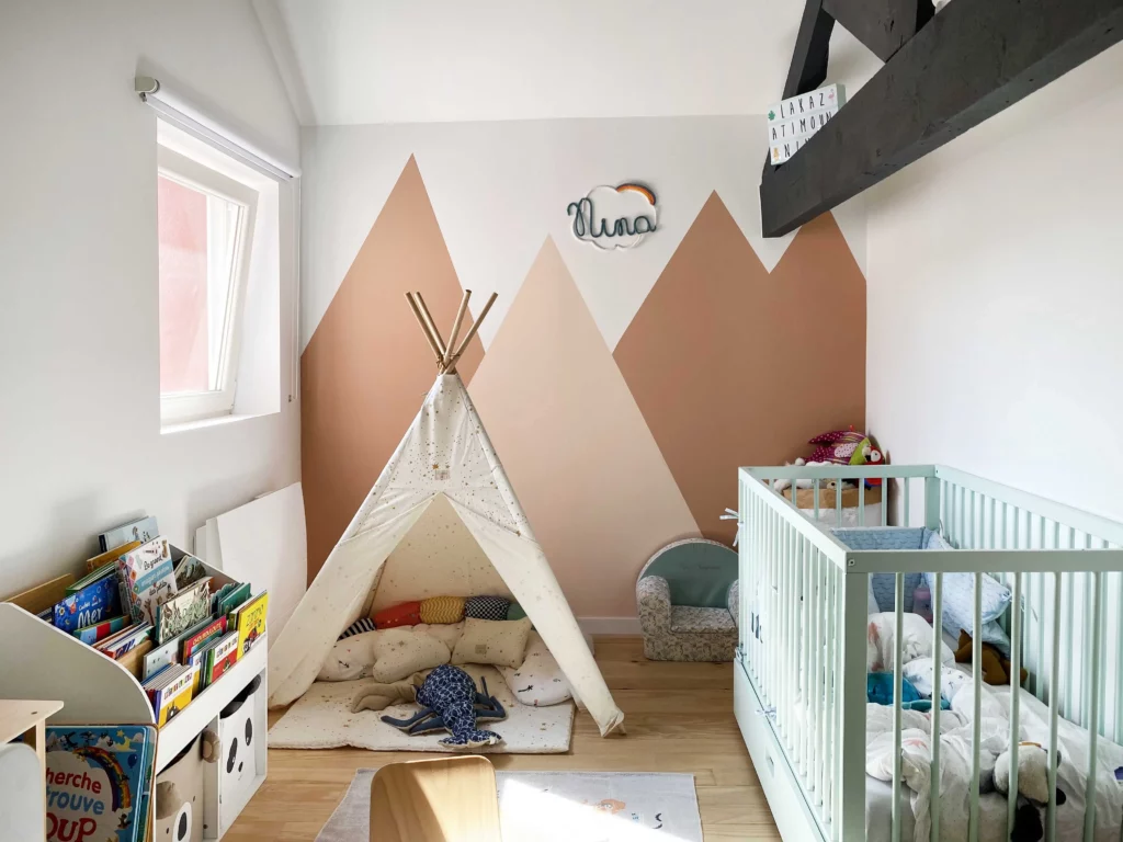 chambre enfant décoration murale et tipi