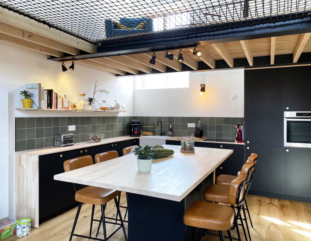 cuisine avec grand ilôt sur mesure noir et bois