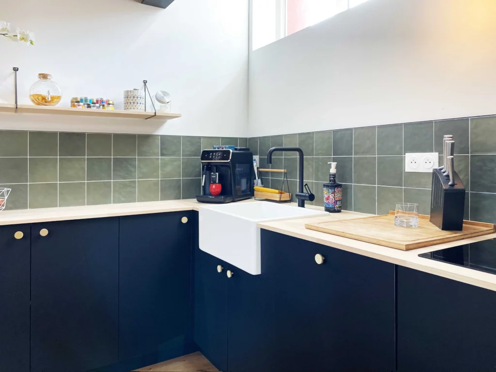 faience verte martelée et évier timbre d'office pour cette cuisine sur mesure