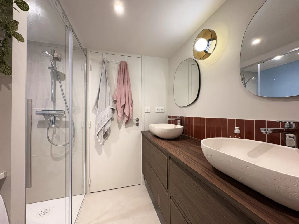 douche à l'italienne, avec grande paroi de douche vitrée coulissante, miroir déco, appliques sklum design, carrelage effet béton ciré