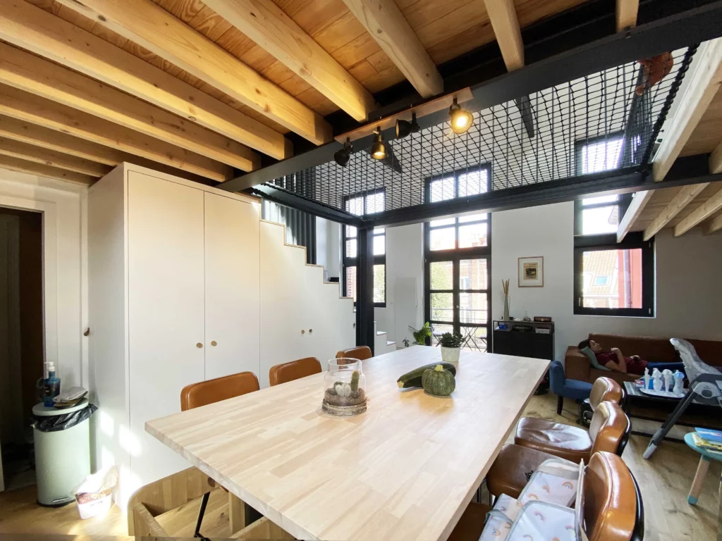 escalier avec meubles sur mesure pour optimiser rangements et espace