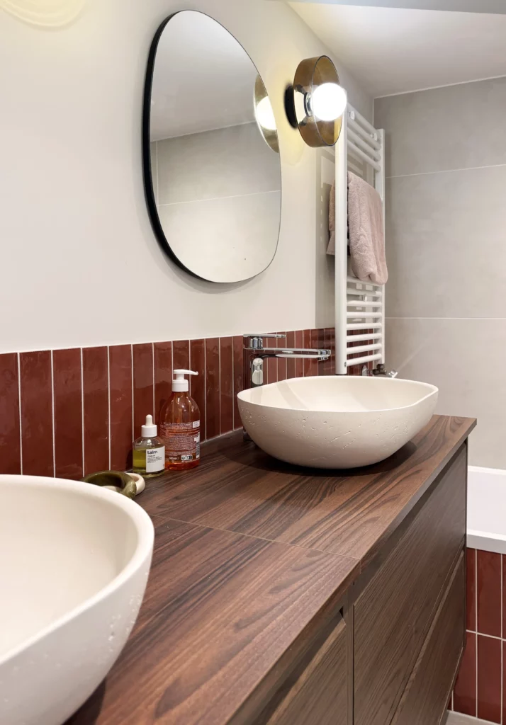 vasques à poser type travertin sur meuble vasque ikea, appliques design et miroir ovale 