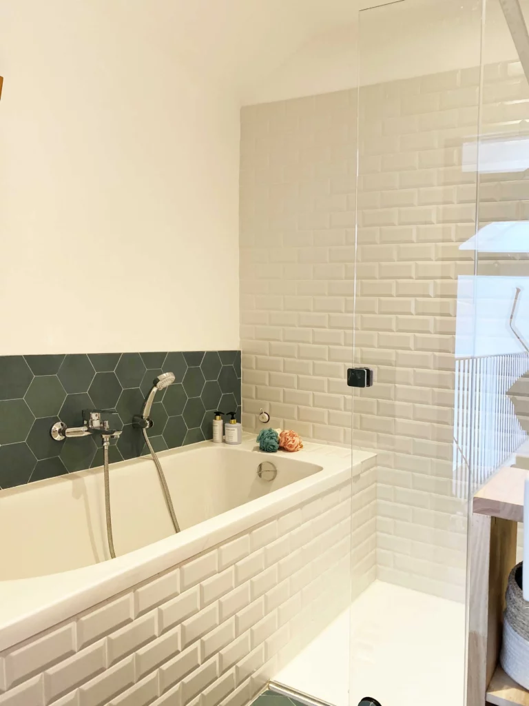 salle de bain compacte avec douche et baignoire