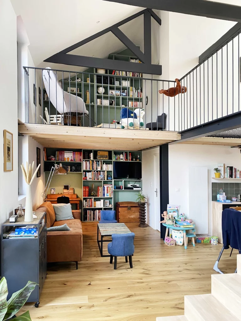 vide sur séjour, double hauteur de plafond avec poutre apparentes