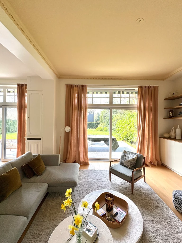 plafond mouluré mise en peinture beige 