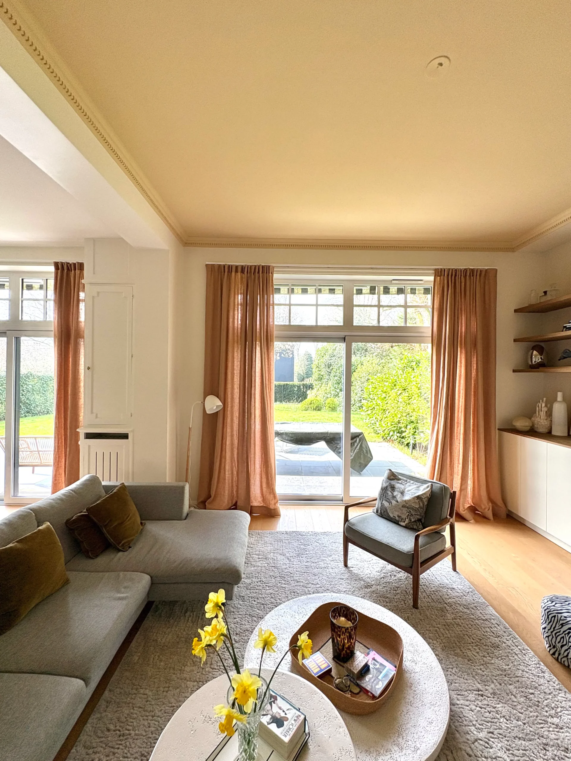 plafond mouluré mise en peinture beige